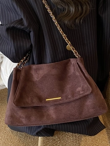 Sac fourre-tout en daim marron avec chaîne dorée et détail métallique pour trajet quotidien