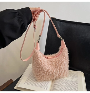 Détail d'un sac à bandoulière rose pelucheux en fausse fourrure douce avec sangle en cuir PU