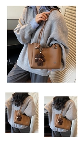 Détail du sac cabas en cuir marron grainé avec un porte-clés ours en peluche et perles
