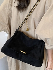 Sac fourre-tout minimaliste en daim noir avec chaîne dorée et boucle métallique pour femmes
