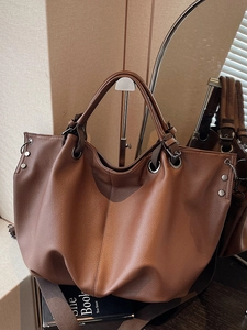 Borsa tote vintage in pelle marrone con texture martellata e borchie metalliche retrò