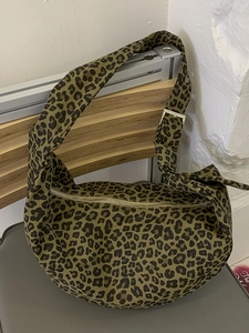 Retro leopard print crossbody bag with large capacity crescent shape for women