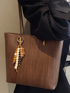 Sac cabas tissé minimaliste marron foncé avec élégant accessoire de pompon en perles de bois