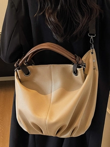 Grande borsa hobo in pelle beige con manici marroni e rivetti argentati da donna