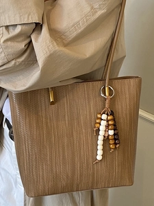 Sac fourre-tout tissé marron avec breloque en bois et anneaux dorés pour femme