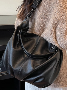Grande borsa tote vintage in pelle nera con tracolla larga e stile casual