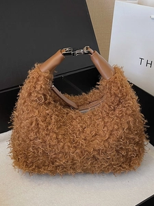 Sac hobo chic en fausse fourrure marron caramel avec boucle argentée et texture peluche