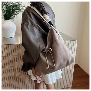 Mannequin portant un grand sac cabas en daim kaki avec nœud de serrage en intérieur