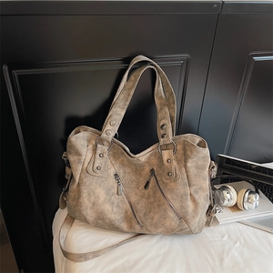 Détails du sac fourre-tout vintage avec rivets, fermetures éclair et similicuir texturé