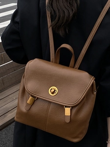 Sac à dos vintage minimaliste en cuir marron pour femme avec fermoir doré pour voyage