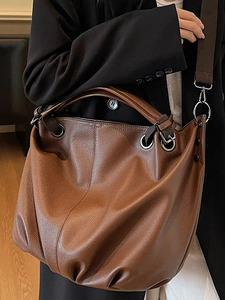 Borsa tote marrone vintage in pelle con occhielli d'argento e tracolla larga