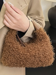 Sac à main en peluche marron avec poignée en cuir et design d'automne épuré