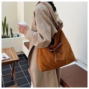 Grand sac fourre-tout marron caramel avec nœud coulissant et bandoulière large en plein air
