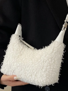Sac bandoulière en polaire blanche avec détails en métal argenté et bandoulière cuir