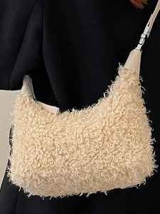 Sac Hobo chic en fausse fourrure crème avec bandoulière en cuir pour l'hiver