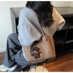 Sac cabas marron en cuir avec charm ours, présenté dans une vue de dos très élégante