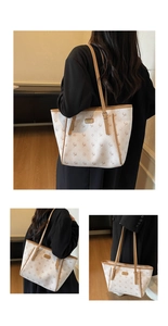 Détail du sac cabas crème avec motif de cerf et finitions en cuir marron avec plaque en métal