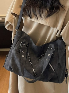 Grand sac fourre-tout gris foncé avec anneau métal et poches porté par mannequin en trench