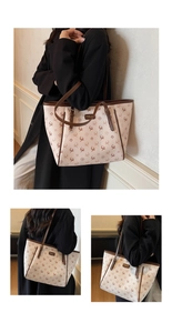 Détail de la bandoulière réglable et motif cerf marron sur le grand sac cabas