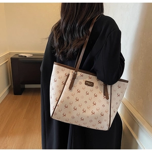 Sac fourre-tout tendance avec imprimé cerf et bandoulière dans une scène de vie réelle