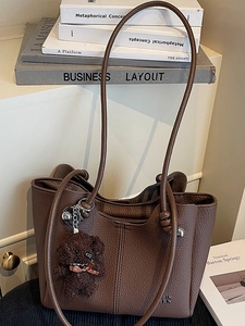 Sac cabas en cuir grainé marron avec porte-clés ours et fines anses, style décontracté