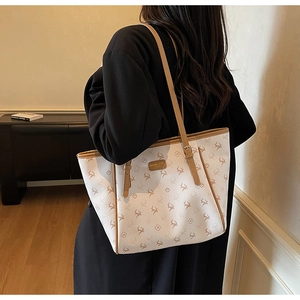 Détail du grand sac cabas avec motif d'élan marron et finitions élégantes en cuir chic