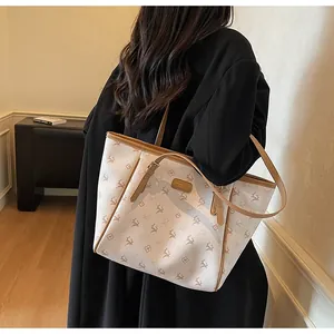 Vue détaillée du sac cabas élégant avec imprimé cerf, lanières en cuir et plaque logo