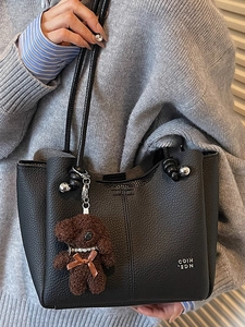 Sac fourre-tout chic en cuir grainé noir avec un pendentif d'ours en peluche