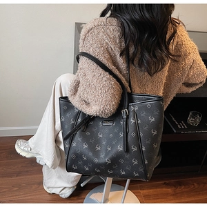 Sac cabas noir chic avec motifs d'élan présenté dans un décor lifestyle élégant