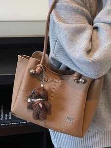 Sac fourre-tout chic en cuir marron caramel avec pendentif ours en peluche élégant