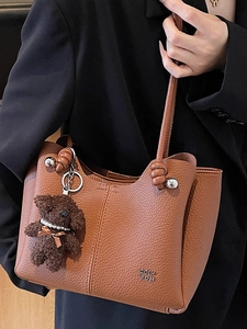 Sac fourre-tout en cuir marron grainé avec breloque ours et logo argenté chic