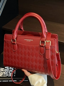 Elegante borsa tote in pelle rossa con motivo trapuntato e logo dorato su gradini