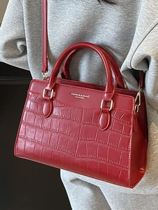 Elegante borsa a mano rossa con trama a coccodrillo, manici e tracolla regolabile