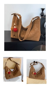 Detail der MERFIL Retro-Wildledertasche mit Plüsch-Anhängern und Logo-Prägung