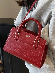 Elegante borsa a mano rossa con motivo a coccodrillo e dettagli dorati per la moda autunno
