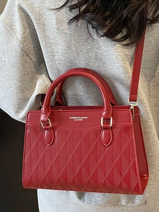 Elegante borsa da donna in pelle rossa trapuntata con manico superiore e dettagli dorati