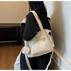 Sac fourre-tout en toile blanc cassé avec petite pochette ronde et poche zippée pratique