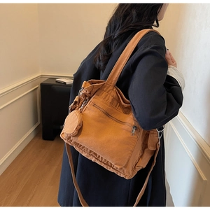 Détail du grand sac cabas en toile jaune moutarde avec bandoulière et petite pochette ronde