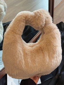 Sac à main en fausse fourrure beige avec poignée nouée pour femme style automne hiver