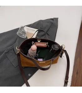 Detailansicht der großen braunen Stepptasche mit viel Stauraum für den täglichen Bedarf