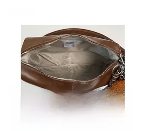 Vue détaillée du grand sac cabas marron avec doublure textile et étiquette de marque