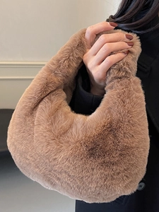 Sac à main en peluche marron en forme de demi-lune avec une texture douce en fausse fourrure