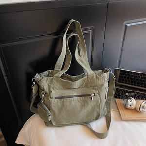 Sac fourre-tout en toile vert armée avec poche zippée et détail de petit porte-monnaie