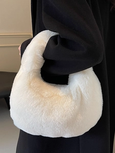 Sac à main chic en peluche blanche pour femme avec texture douce en fausse fourrure d'hiver