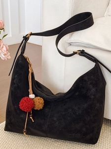 Damen Große Kapazität PU Leder Schultertasche Vintage Wildleder Textur Tote Bag Mit Plüschball-Anhänger Hobo Tasche Für Alltag