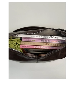 Vue macro du compartiment intérieur spacieux du sac cabas en cuir avec plusieurs livres