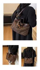 Detail der Leopard-Tasche mit Vintage-Perlenanhänger und goldenem Drehverschluss