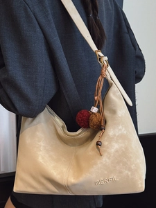Retro Hobo-Tasche in Cremeweiß mit Ethno-Anhänger und breitem Schultergurt aus Wildleder