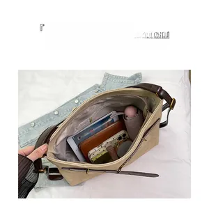 Vue intérieure d'un grand sac en daim montrant la capacité de rangement optimisée