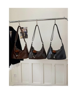 Comparaison détaillée de trois sacs cabas en cuir vintage en marron, café et noir
